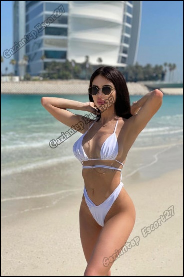 dar poposunu erkeğine sunan escort